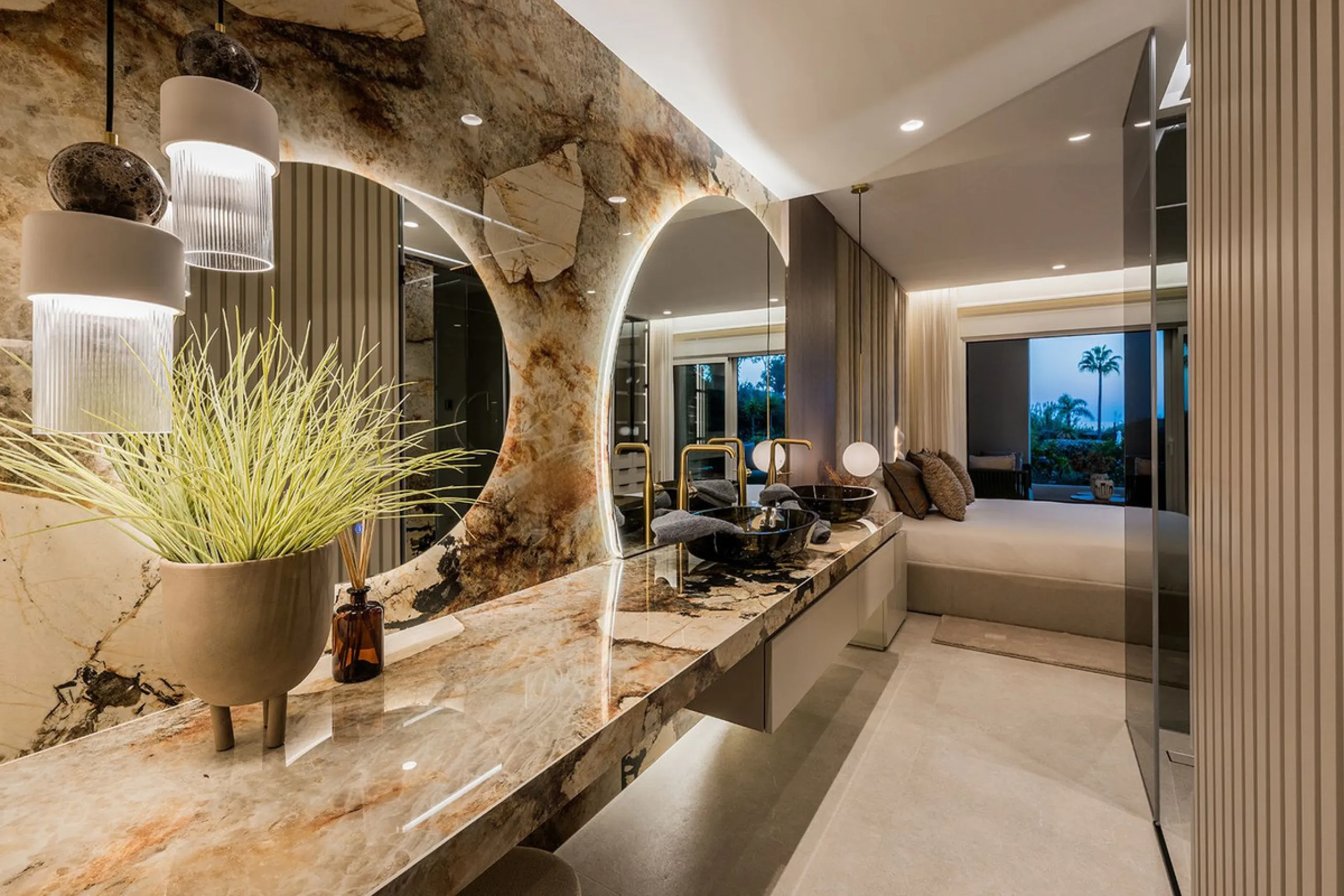 Bahía del Velerín is an exclusive community located between Marbella and Estepona. It features an impressive pool area with a snack bar, lush tropical gardens and 24-hour security. This prime location offers access to one of the best beaches in the region