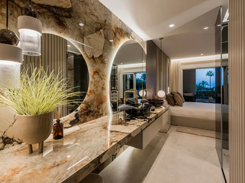 Bahía del Velerín is an exclusive community located between Marbella and Estepona. It features an impressive pool area with a snack bar, lush tropical gardens and 24-hour security. This prime location offers access to one of the best beaches in the region