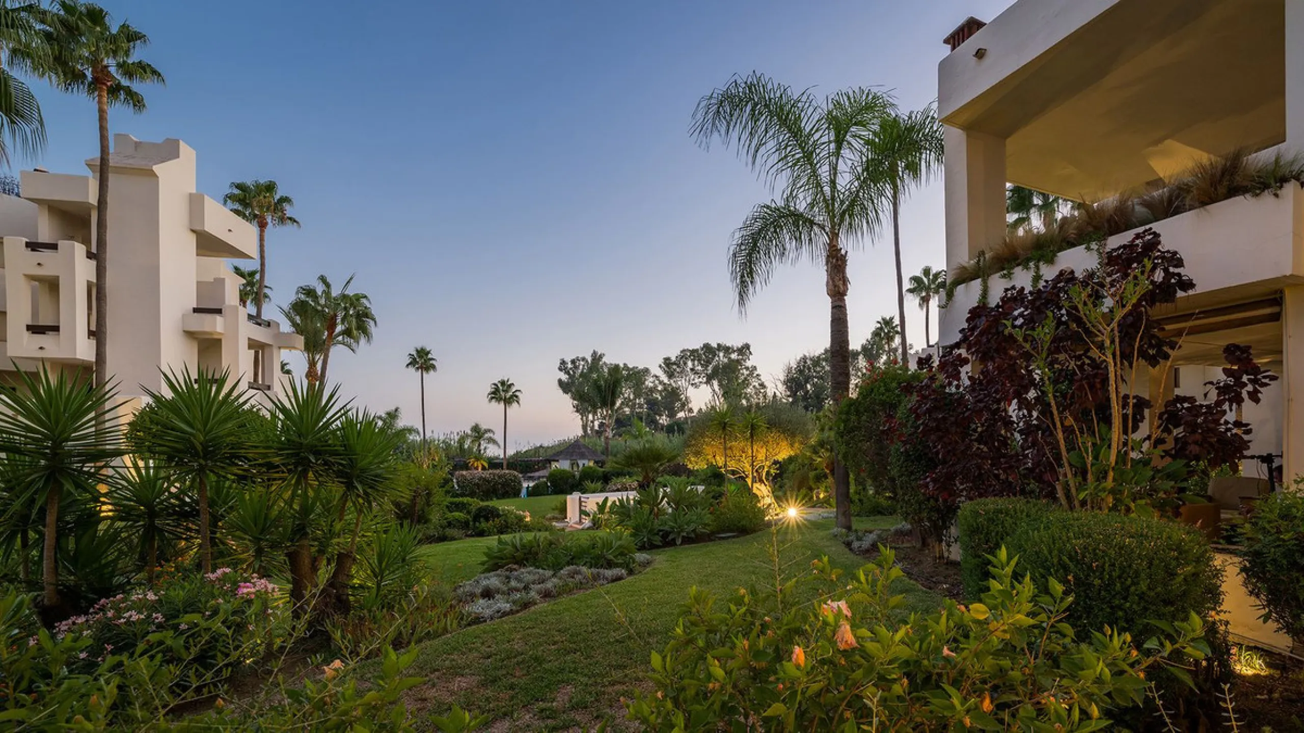 Bahía del Velerín is an exclusive community located between Marbella and Estepona. It features an impressive pool area with a snack bar, lush tropical gardens and 24-hour security. This prime location offers access to one of the best beaches in the region