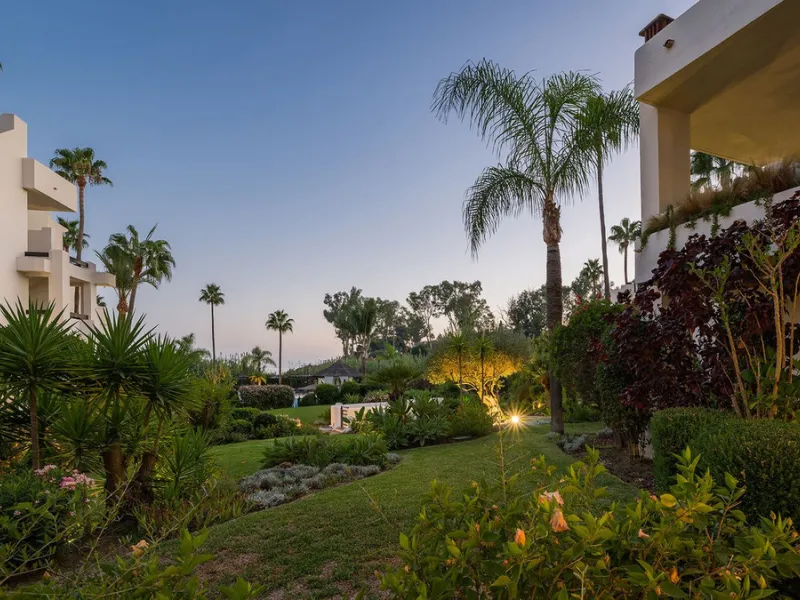 Bahía del Velerín is an exclusive community located between Marbella and Estepona. It features an impressive pool area with a snack bar, lush tropical gardens and 24-hour security. This prime location offers access to one of the best beaches in the region