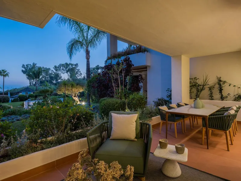 Bahía del Velerín is an exclusive community located between Marbella and Estepona. It features an impressive pool area with a snack bar, lush tropical gardens and 24-hour security. This prime location offers access to one of the best beaches in the region