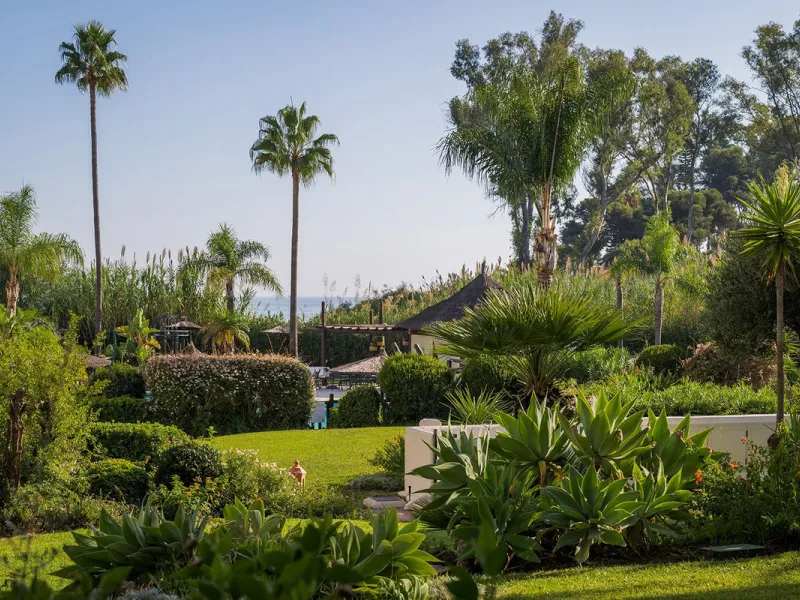 Bahía del Velerín is an exclusive community located between Marbella and Estepona. It features an impressive pool area with a snack bar, lush tropical gardens and 24-hour security. This prime location offers access to one of the best beaches in the region