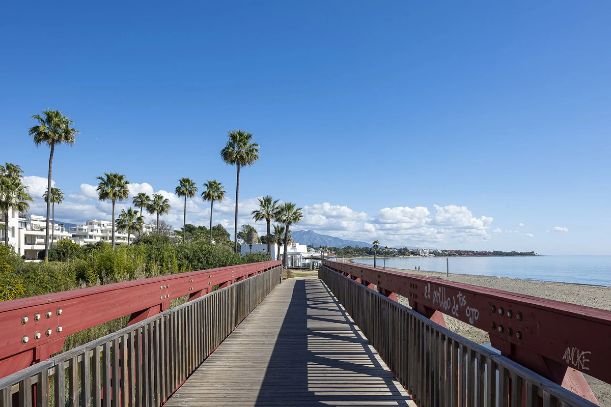 Bahía del Velerín is an exclusive community located between Marbella and Estepona. It features an impressive pool area with a snack bar, lush tropical gardens and 24-hour security. This prime location offers access to one of the best beaches in the region