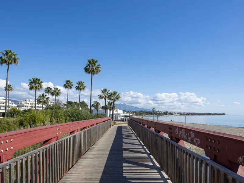Bahía del Velerín is an exclusive community located between Marbella and Estepona. It features an impressive pool area with a snack bar, lush tropical gardens and 24-hour security. This prime location offers access to one of the best beaches in the region