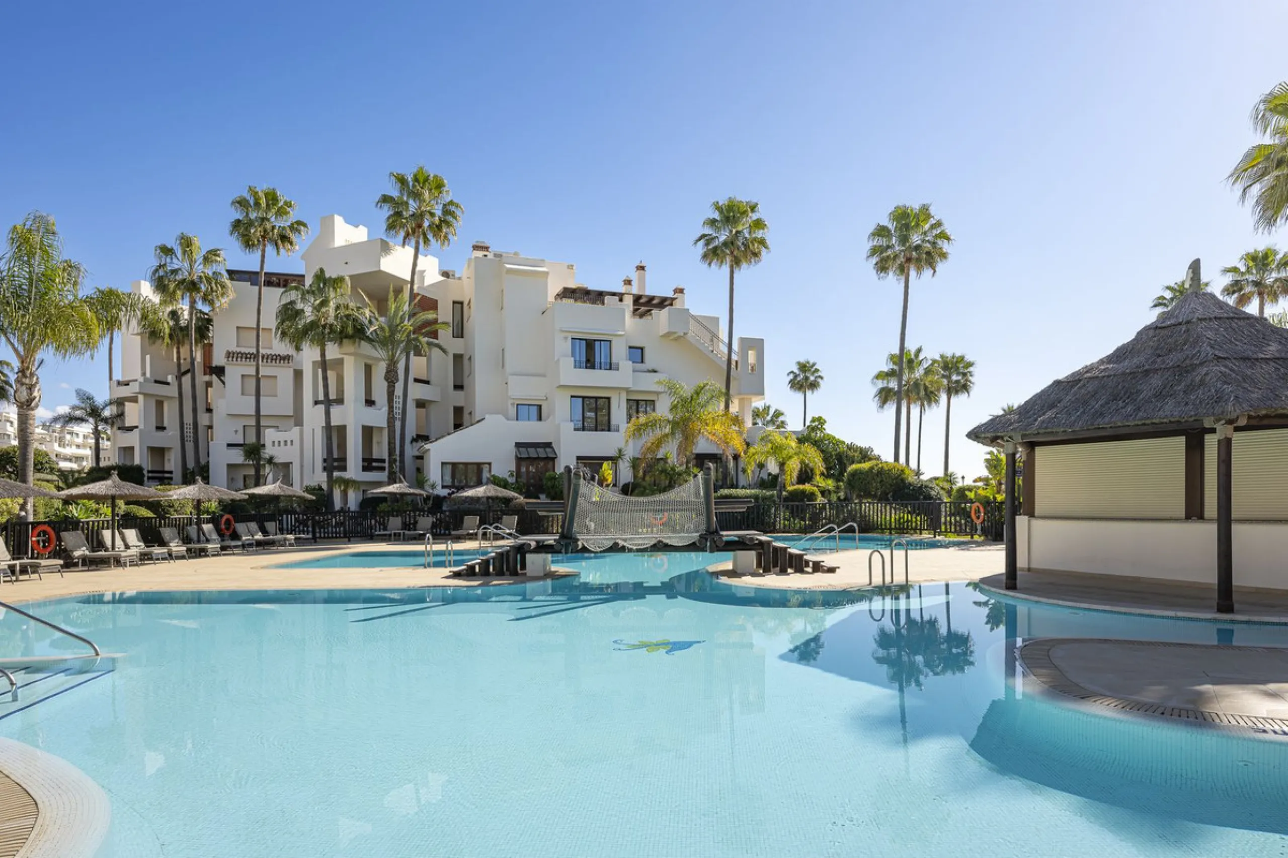 Bahía del Velerín is an exclusive community located between Marbella and Estepona. It features an impressive pool area with a snack bar, lush tropical gardens and 24-hour security. This prime location offers access to one of the best beaches in the region