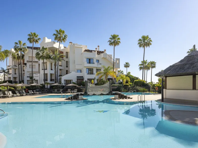Bahía del Velerín is an exclusive community located between Marbella and Estepona. It features an impressive pool area with a snack bar, lush tropical gardens and 24-hour security. This prime location offers access to one of the best beaches in the region