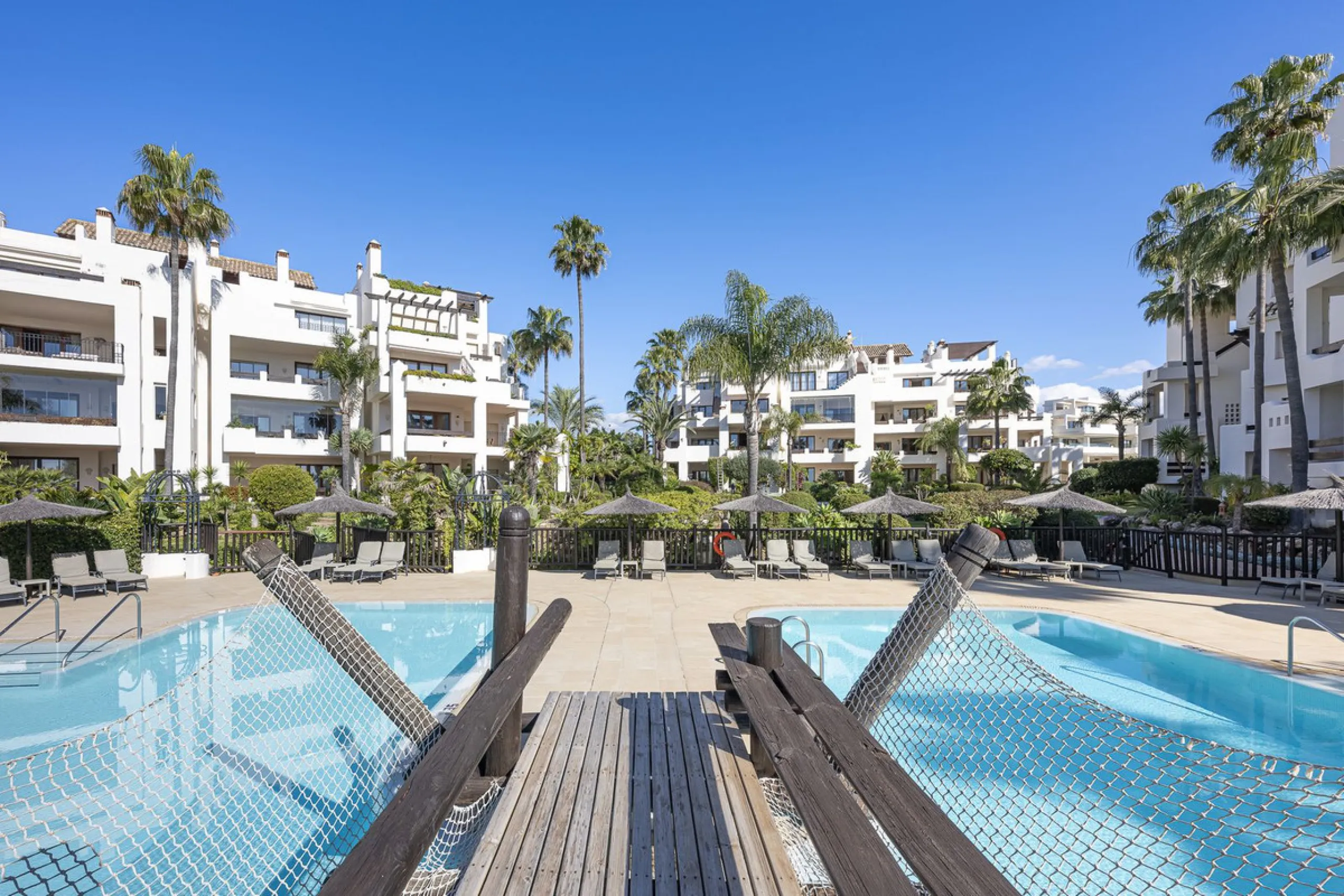 Bahía del Velerín is an exclusive community located between Marbella and Estepona. It features an impressive pool area with a snack bar, lush tropical gardens and 24-hour security. This prime location offers access to one of the best beaches in the region