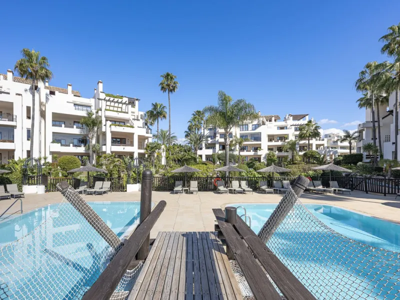 Bahía del Velerín is an exclusive community located between Marbella and Estepona. It features an impressive pool area with a snack bar, lush tropical gardens and 24-hour security. This prime location offers access to one of the best beaches in the region