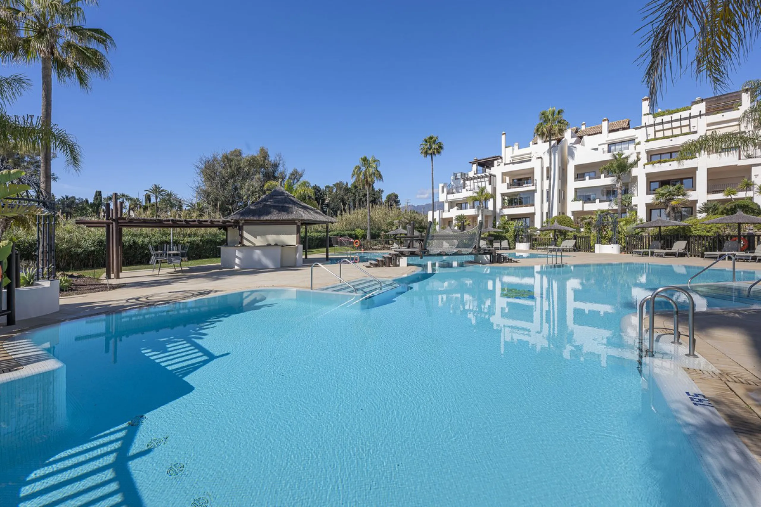 Bahía del Velerín is an exclusive community located between Marbella and Estepona. It features an impressive pool area with a snack bar, lush tropical gardens and 24-hour security. This prime location offers access to one of the best beaches in the region