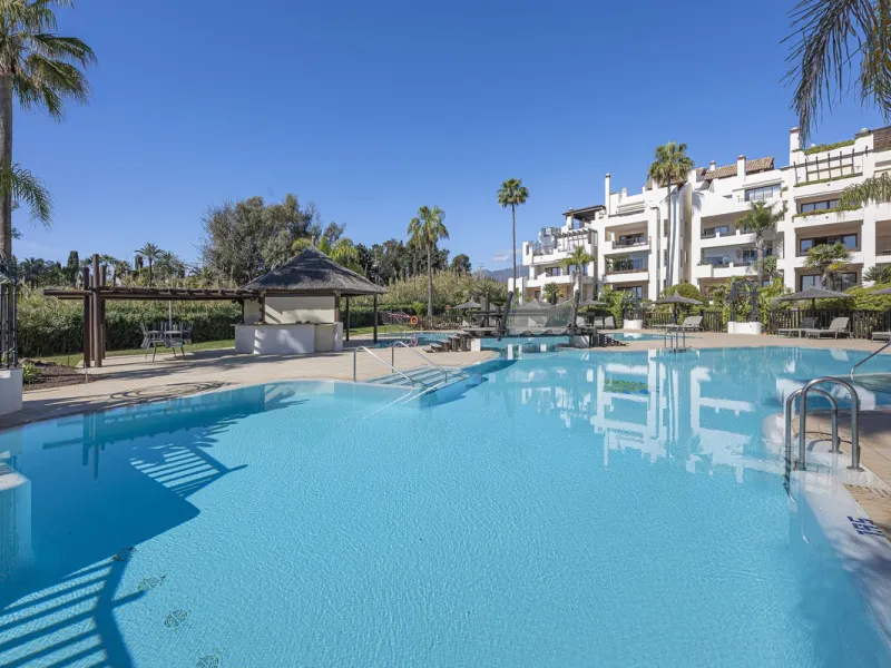 Bahía del Velerín is an exclusive community located between Marbella and Estepona. It features an impressive pool area with a snack bar, lush tropical gardens and 24-hour security. This prime location offers access to one of the best beaches in the region