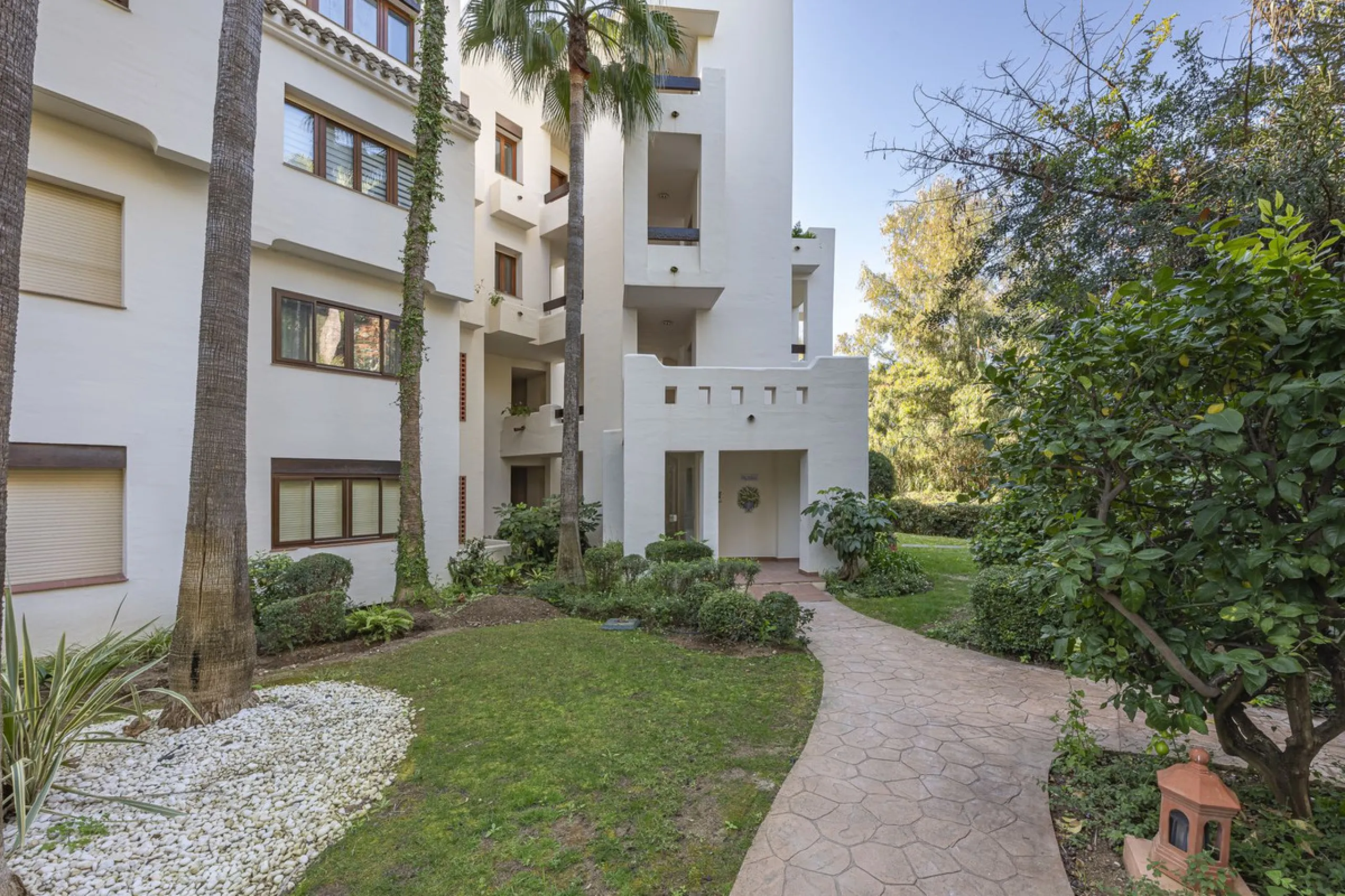 Bahía del Velerín is an exclusive community located between Marbella and Estepona. It features an impressive pool area with a snack bar, lush tropical gardens and 24-hour security. This prime location offers access to one of the best beaches in the region