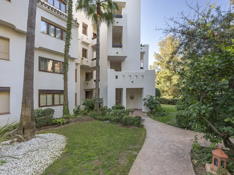 Bahía del Velerín is an exclusive community located between Marbella and Estepona. It features an impressive pool area with a snack bar, lush tropical gardens and 24-hour security. This prime location offers access to one of the best beaches in the region