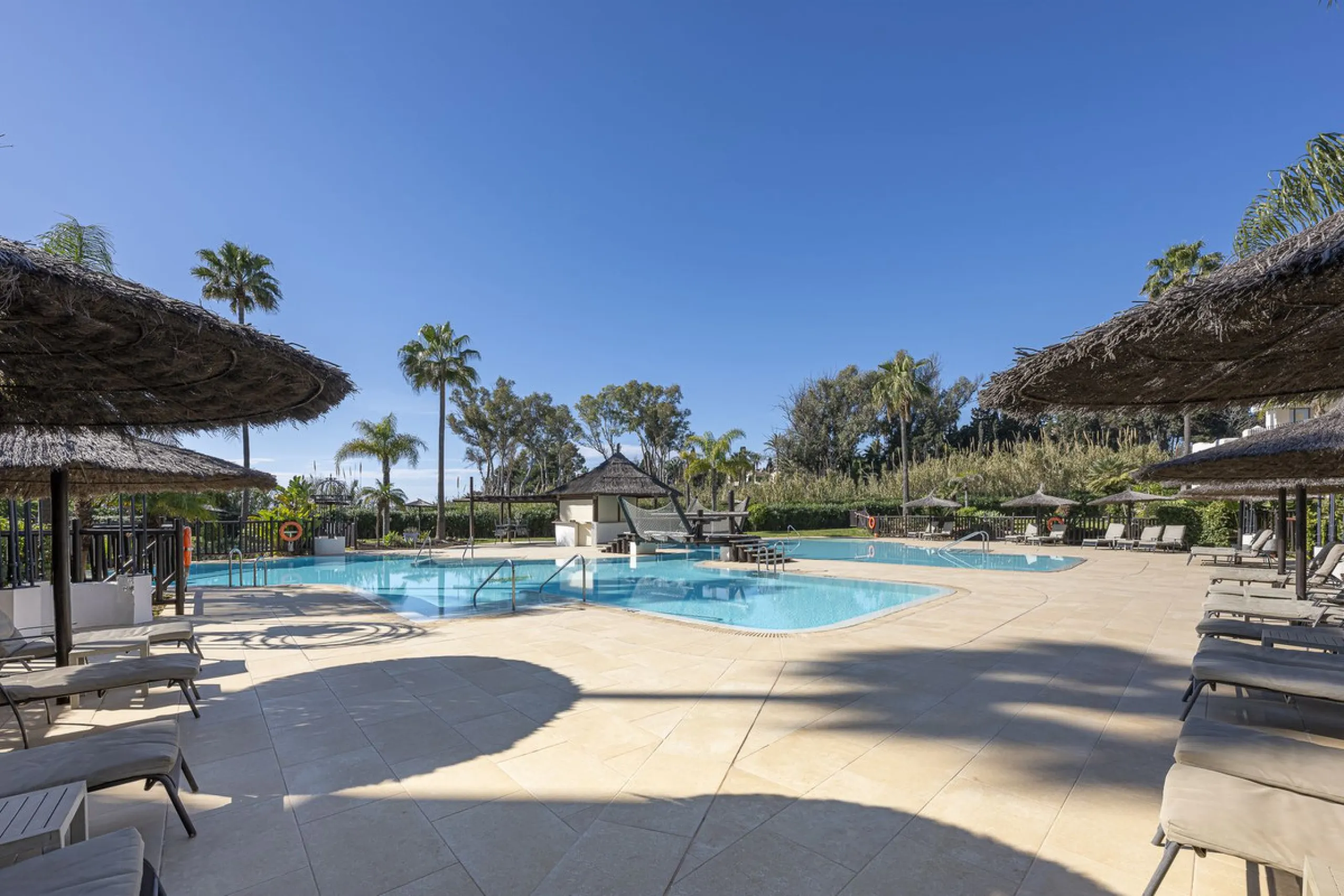 Bahía del Velerín is an exclusive community located between Marbella and Estepona. It features an impressive pool area with a snack bar, lush tropical gardens and 24-hour security. This prime location offers access to one of the best beaches in the region