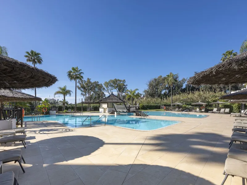 Bahía del Velerín is an exclusive community located between Marbella and Estepona. It features an impressive pool area with a snack bar, lush tropical gardens and 24-hour security. This prime location offers access to one of the best beaches in the region
