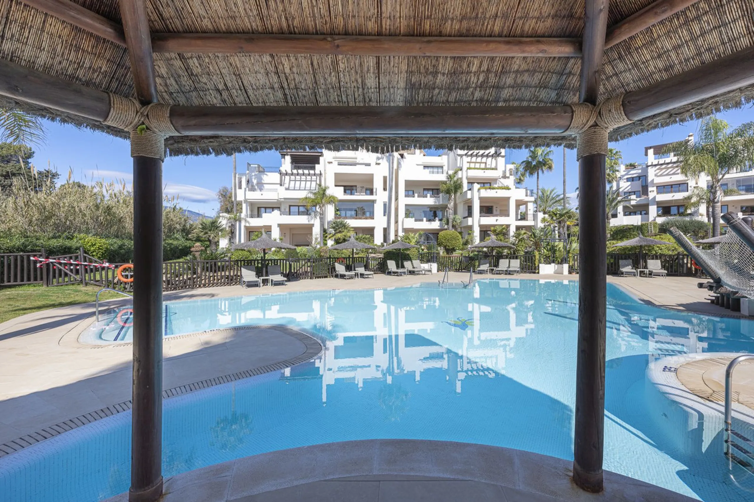 Bahía del Velerín is an exclusive community located between Marbella and Estepona. It features an impressive pool area with a snack bar, lush tropical gardens and 24-hour security. This prime location offers access to one of the best beaches in the region