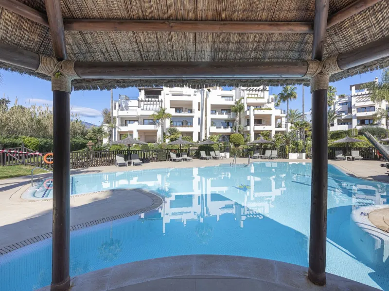 Bahía del Velerín is an exclusive community located between Marbella and Estepona. It features an impressive pool area with a snack bar, lush tropical gardens and 24-hour security. This prime location offers access to one of the best beaches in the region
