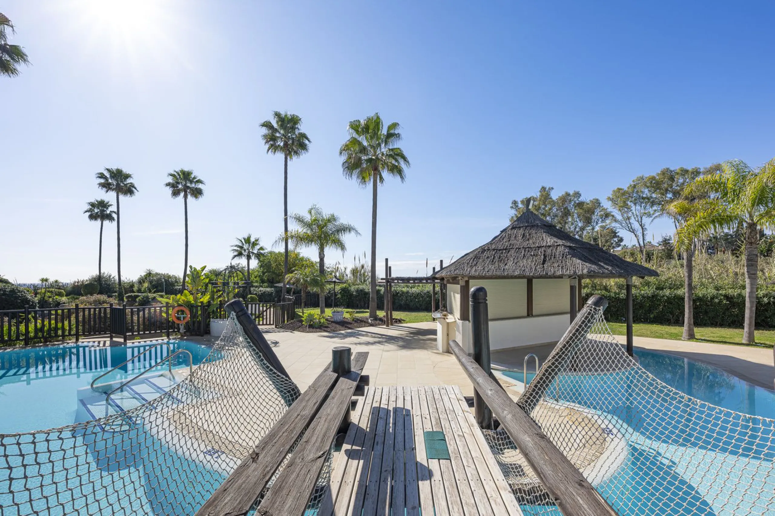 Bahía del Velerín is an exclusive community located between Marbella and Estepona. It features an impressive pool area with a snack bar, lush tropical gardens and 24-hour security. This prime location offers access to one of the best beaches in the region