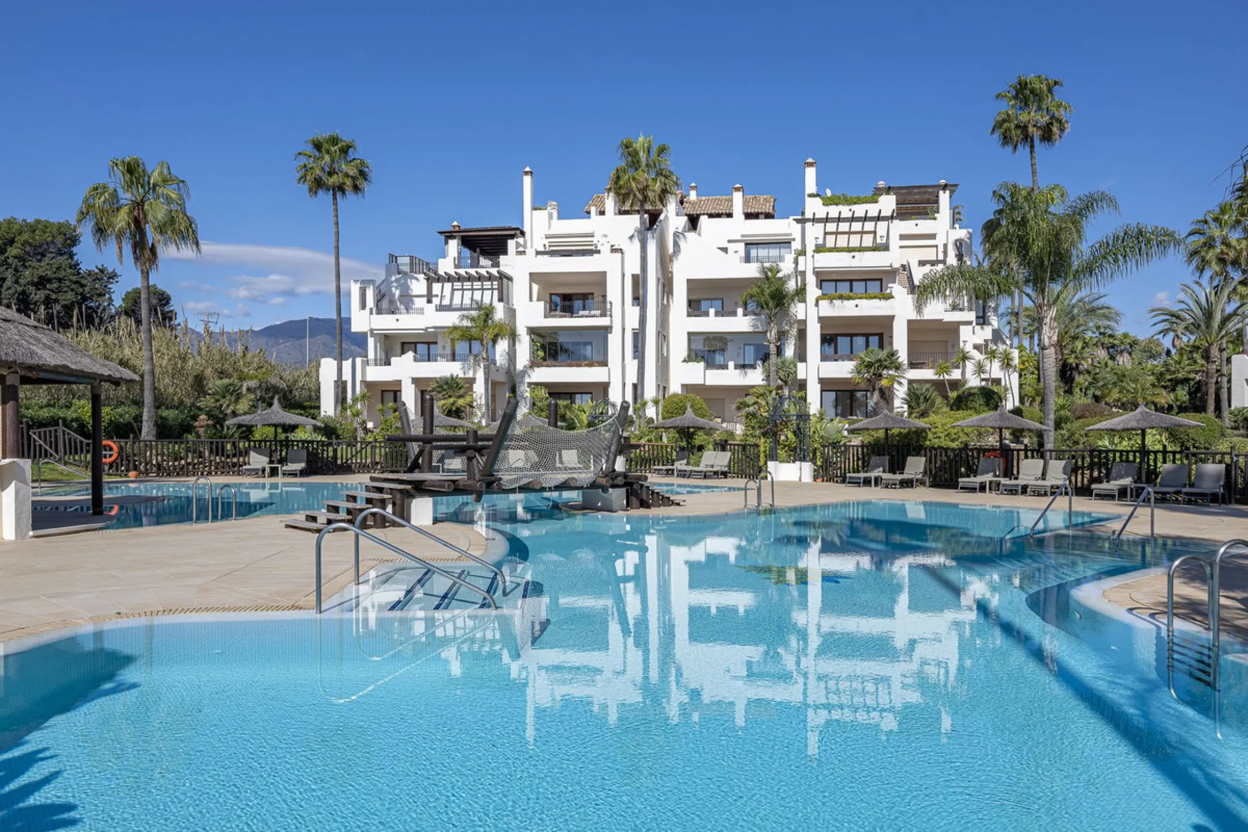 Bahía del Velerín is an exclusive community located between Marbella and Estepona. It features an impressive pool area with a snack bar, lush tropical gardens and 24-hour security. This prime location offers access to one of the best beaches in the region