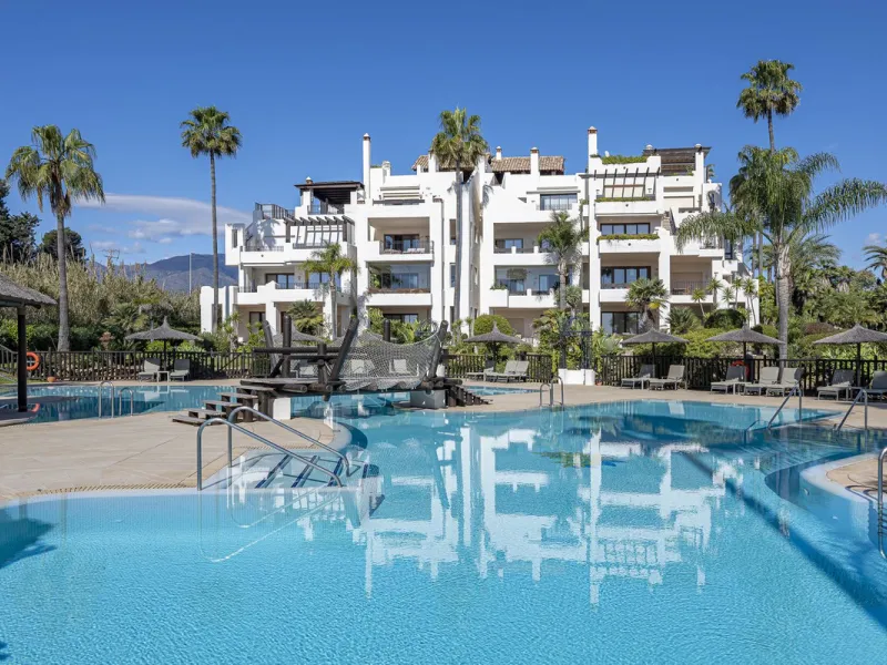Bahía del Velerín is an exclusive community located between Marbella and Estepona. It features an impressive pool area with a snack bar, lush tropical gardens and 24-hour security. This prime location offers access to one of the best beaches in the region
