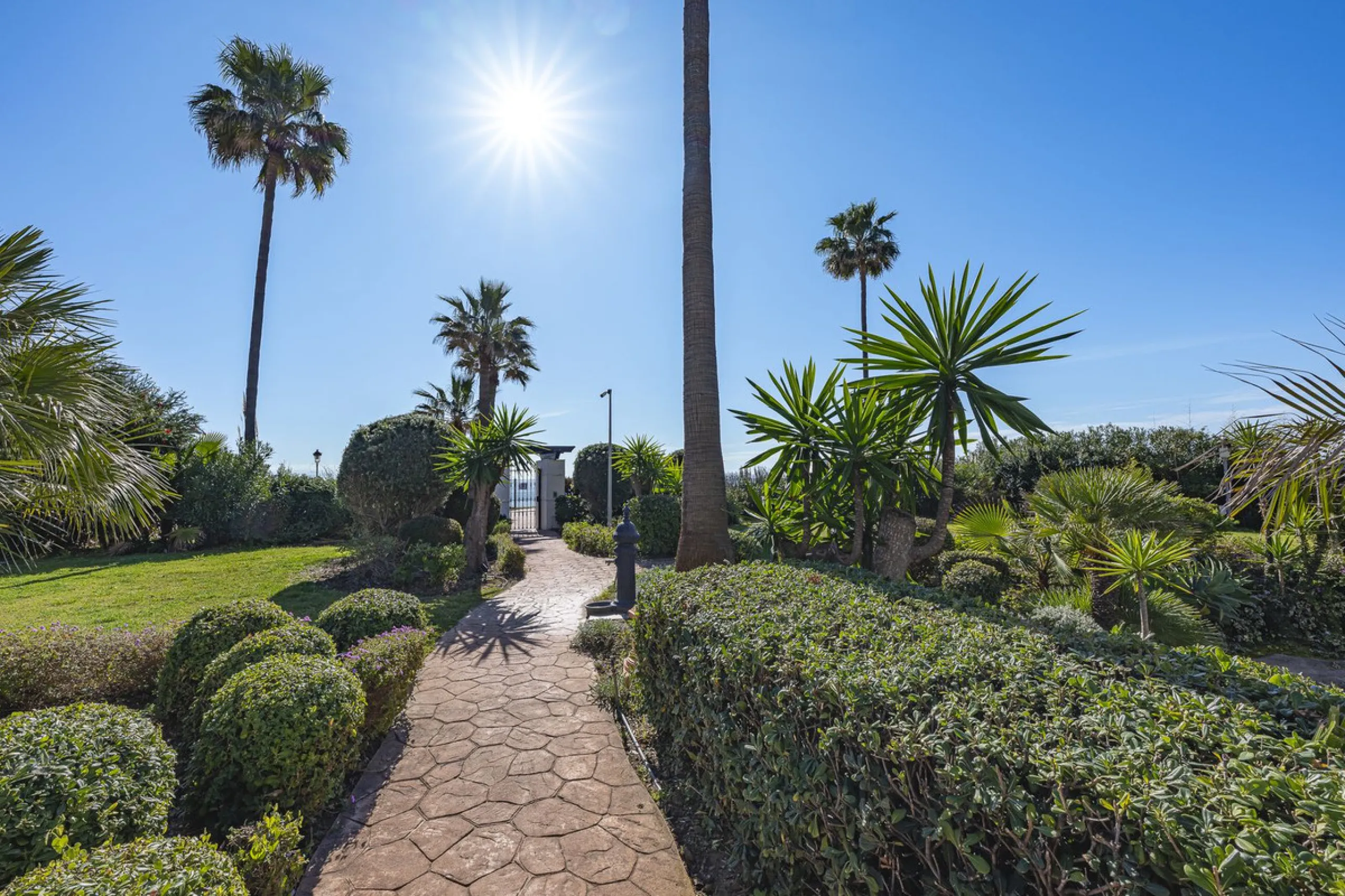 Bahía del Velerín is an exclusive community located between Marbella and Estepona. It features an impressive pool area with a snack bar, lush tropical gardens and 24-hour security. This prime location offers access to one of the best beaches in the region