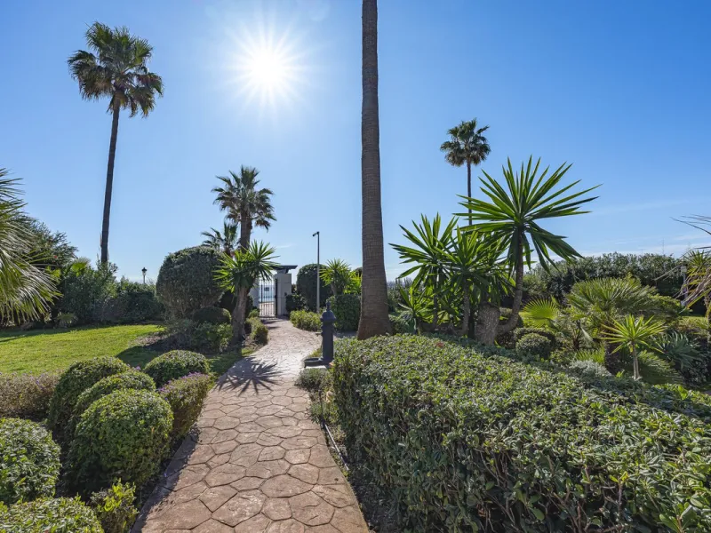 Bahía del Velerín is an exclusive community located between Marbella and Estepona. It features an impressive pool area with a snack bar, lush tropical gardens and 24-hour security. This prime location offers access to one of the best beaches in the region
