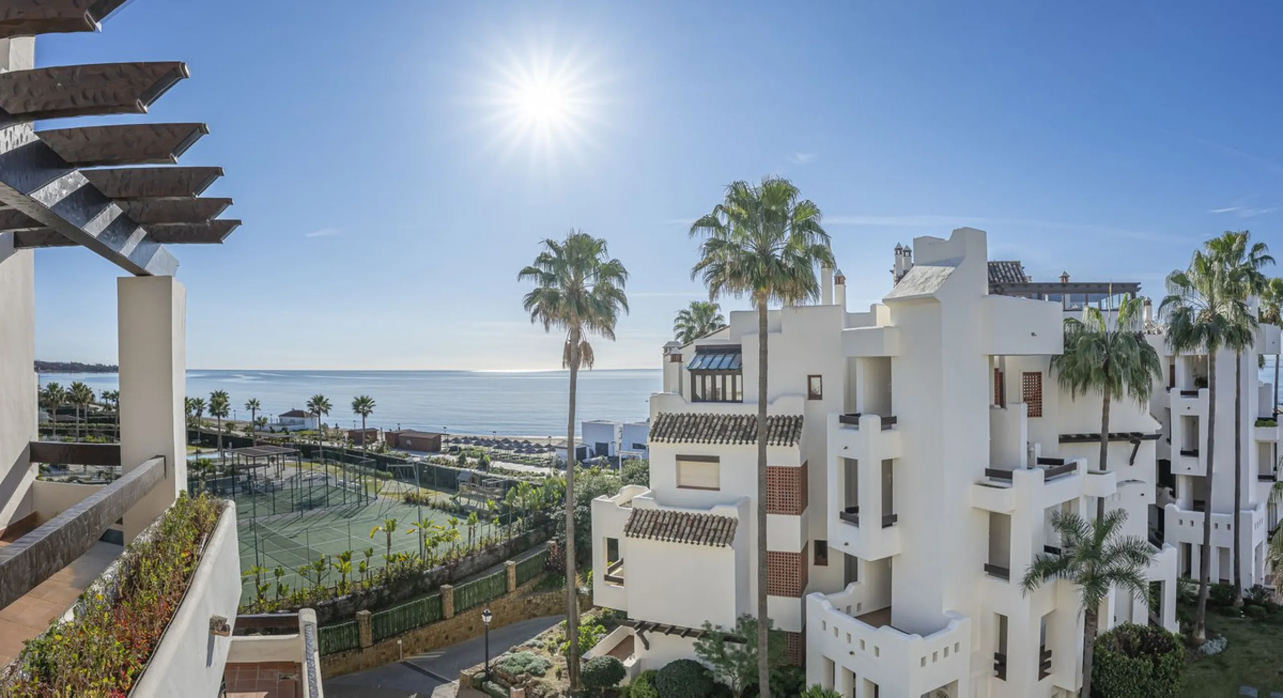 Bahía del Velerín is an exclusive community located between Marbella and Estepona. It features an impressive pool area with a snack bar, lush tropical gardens and 24-hour security. This prime location offers access to one of the best beaches in the region