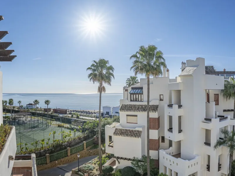 Bahía del Velerín is an exclusive community located between Marbella and Estepona. It features an impressive pool area with a snack bar, lush tropical gardens and 24-hour security. This prime location offers access to one of the best beaches in the region