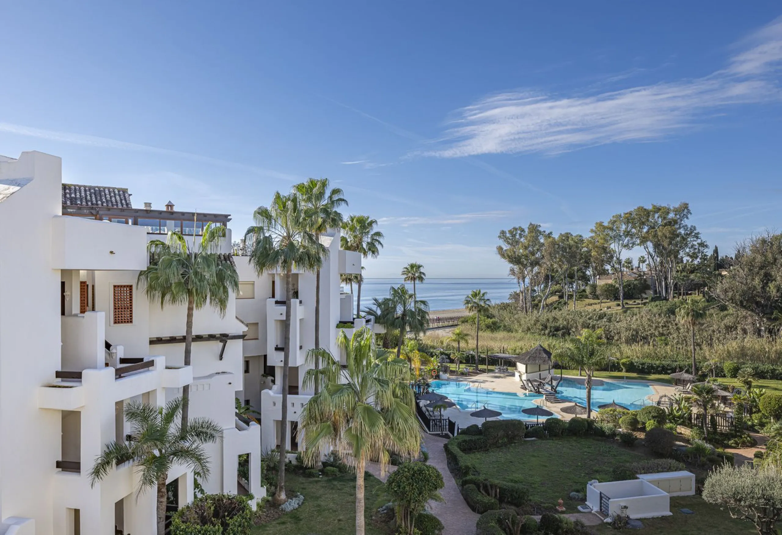 Bahía del Velerín is an exclusive community located between Marbella and Estepona. It features an impressive pool area with a snack bar, lush tropical gardens and 24-hour security. This prime location offers access to one of the best beaches in the region