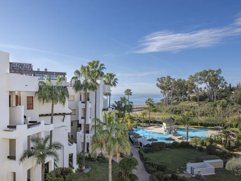 Bahía del Velerín is an exclusive community located between Marbella and Estepona. It features an impressive pool area with a snack bar, lush tropical gardens and 24-hour security. This prime location offers access to one of the best beaches in the region