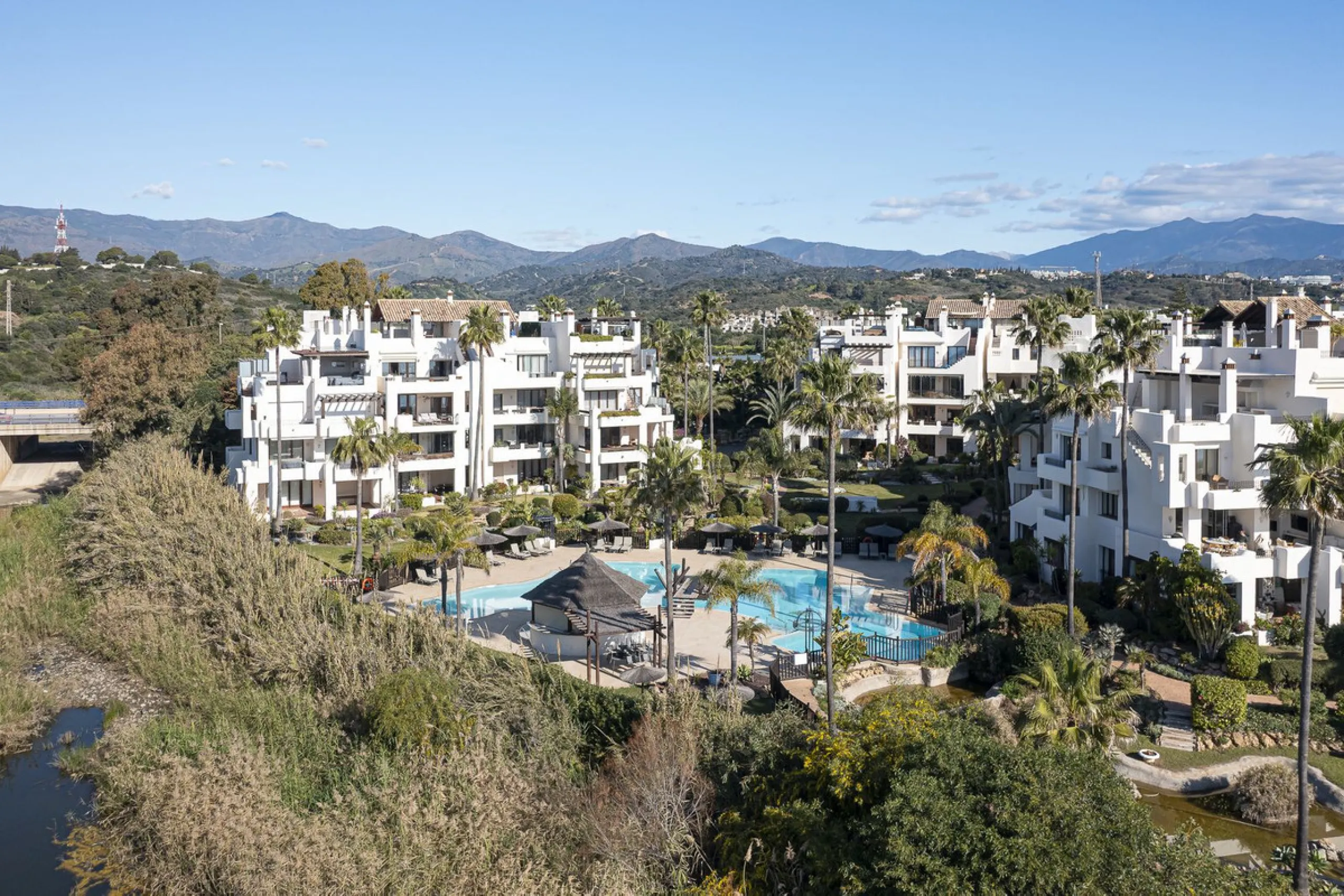 Bahía del Velerín is an exclusive community located between Marbella and Estepona. It features an impressive pool area with a snack bar, lush tropical gardens and 24-hour security. This prime location offers access to one of the best beaches in the region