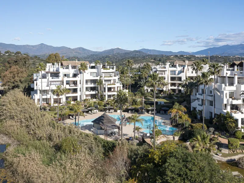 Bahía del Velerín is an exclusive community located between Marbella and Estepona. It features an impressive pool area with a snack bar, lush tropical gardens and 24-hour security. This prime location offers access to one of the best beaches in the region
