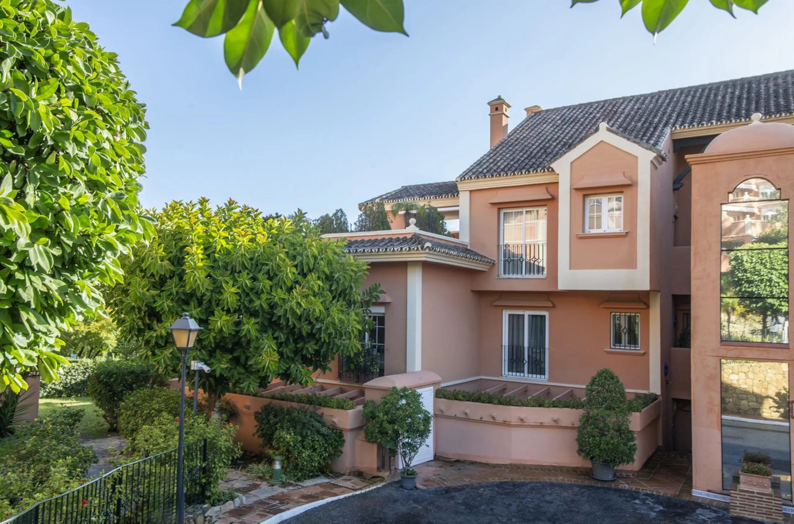 Charming 3-Bedroom, 3-Bathroom Apartment in the Heart of Nueva Andalucía — Location, Comfort & Style!