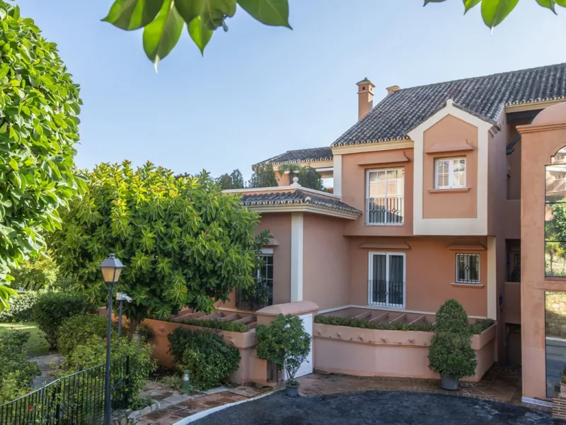 Charming 3-Bedroom, 3-Bathroom Apartment in the Heart of Nueva Andalucía — Location, Comfort & Style!