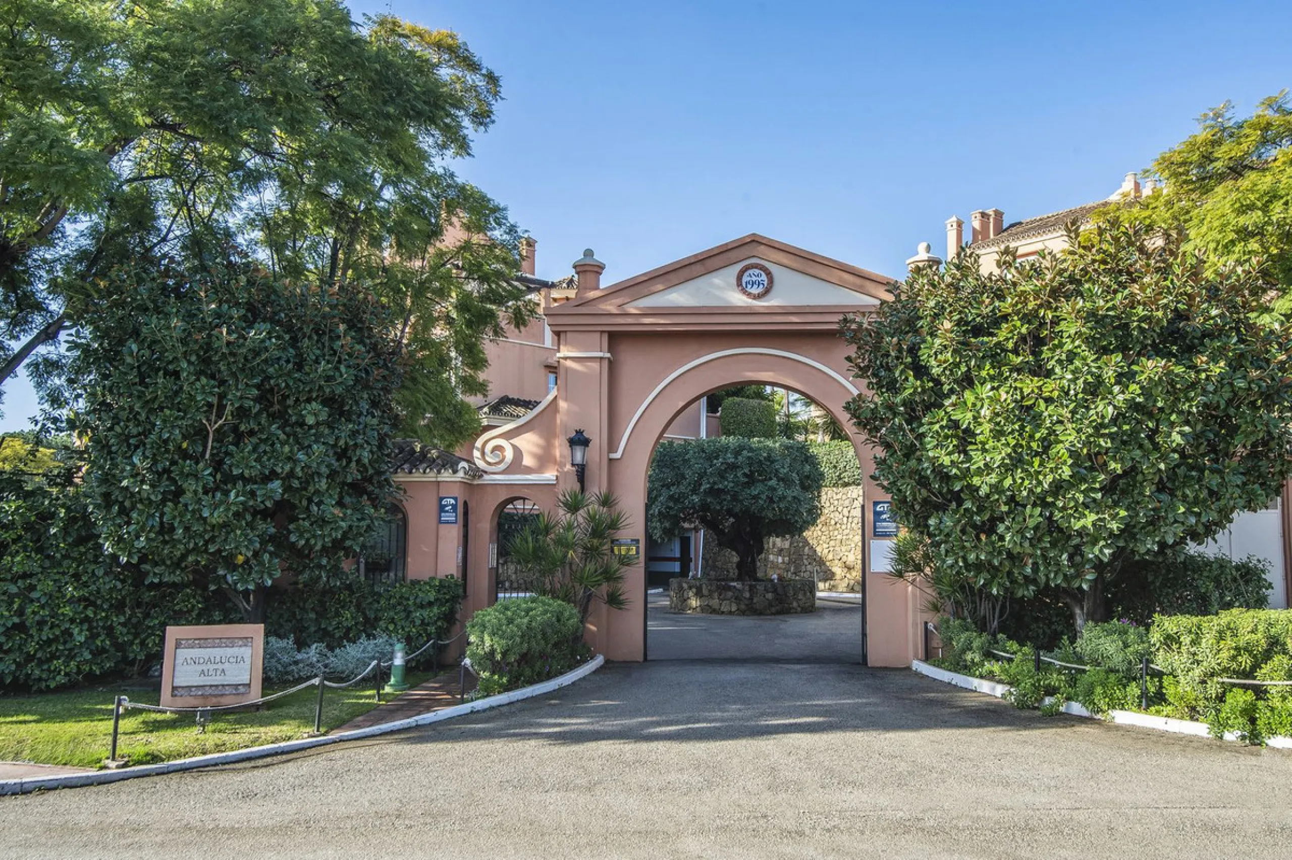 Charming 3-Bedroom, 3-Bathroom Apartment in the Heart of Nueva Andalucía — Location, Comfort & Style!