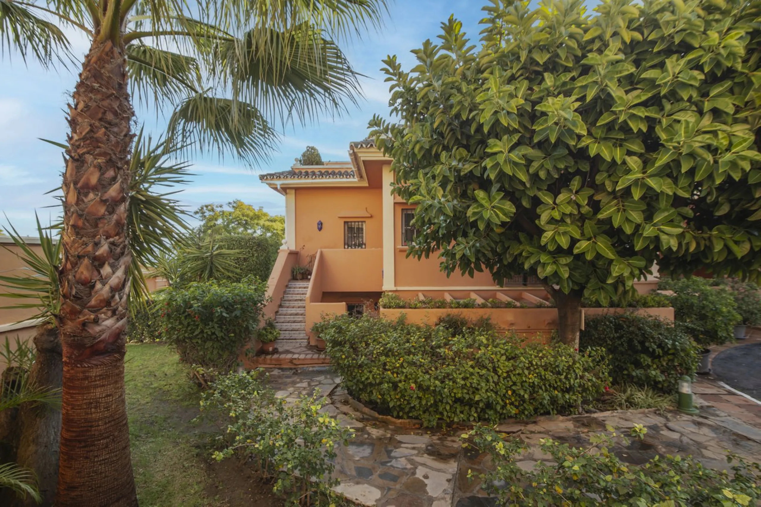Charming 3-Bedroom, 3-Bathroom Apartment in the Heart of Nueva Andalucía — Location, Comfort & Style!