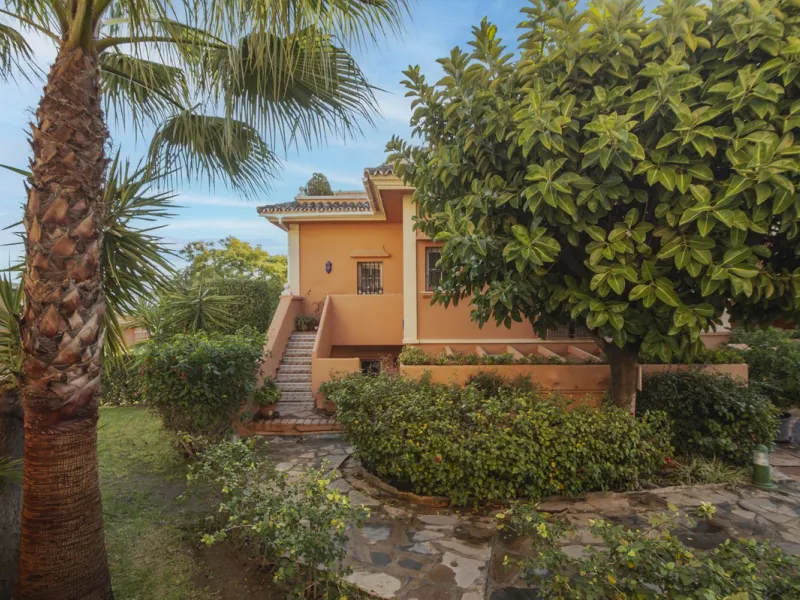 Charming 3-Bedroom, 3-Bathroom Apartment in the Heart of Nueva Andalucía — Location, Comfort & Style!