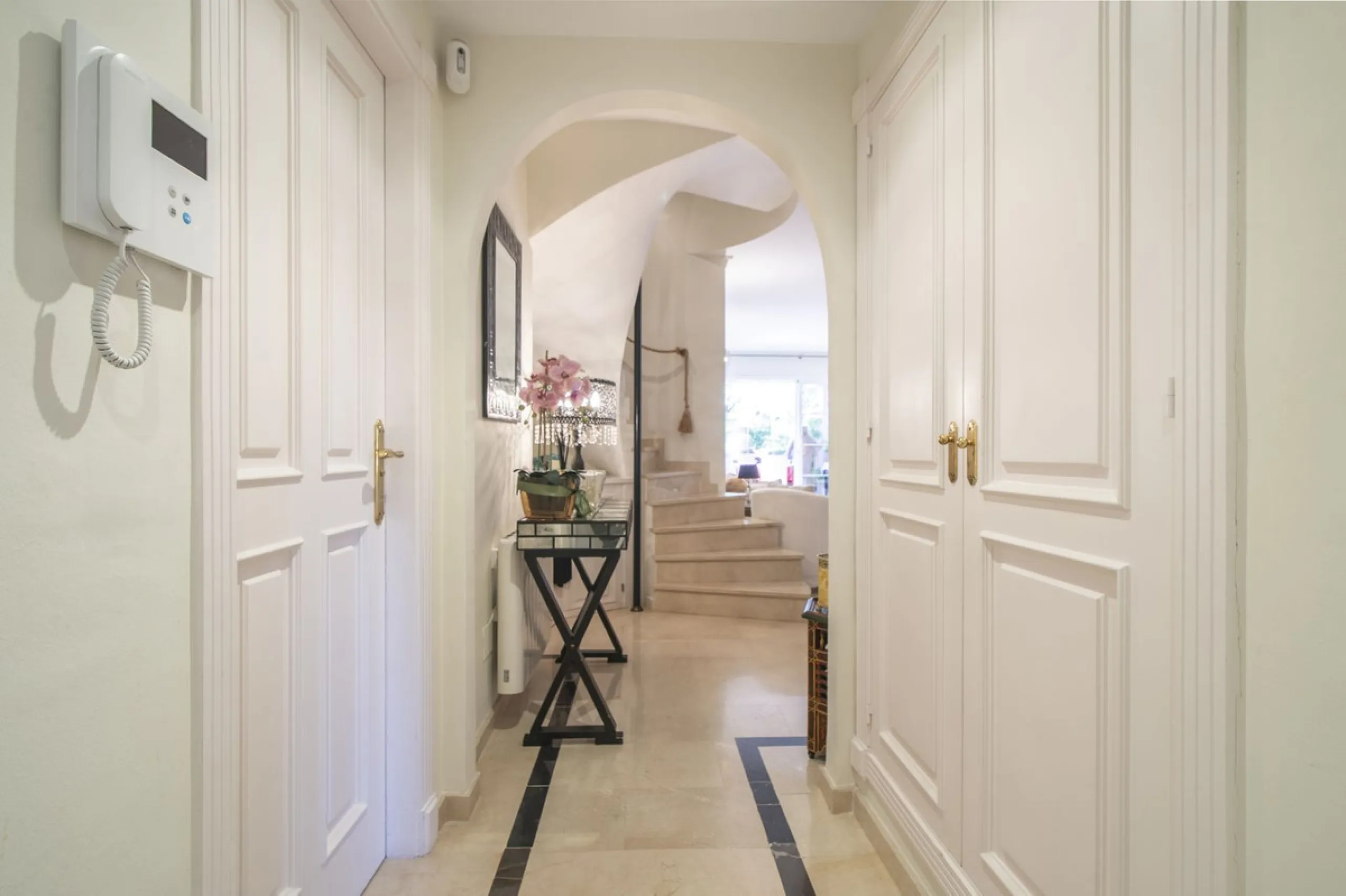 Charming 3-Bedroom, 3-Bathroom Apartment in the Heart of Nueva Andalucía — Location, Comfort & Style!