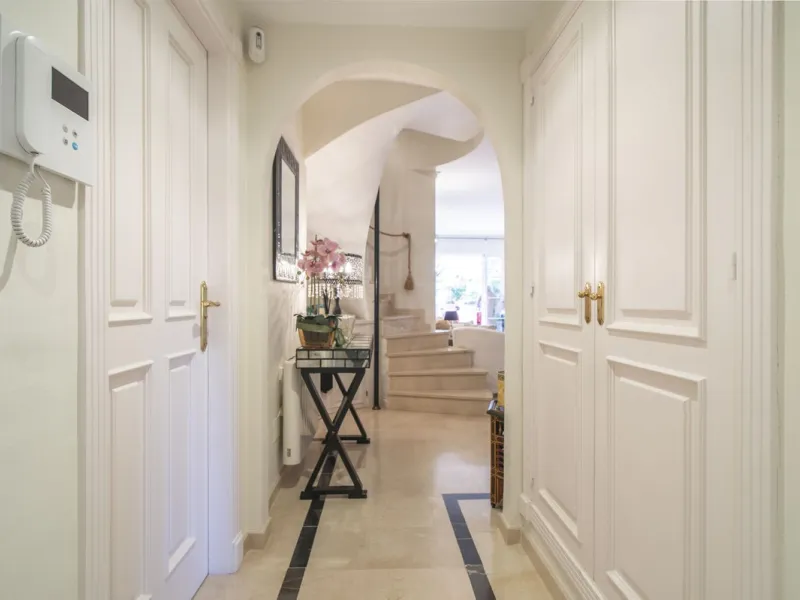 Charming 3-Bedroom, 3-Bathroom Apartment in the Heart of Nueva Andalucía — Location, Comfort & Style!