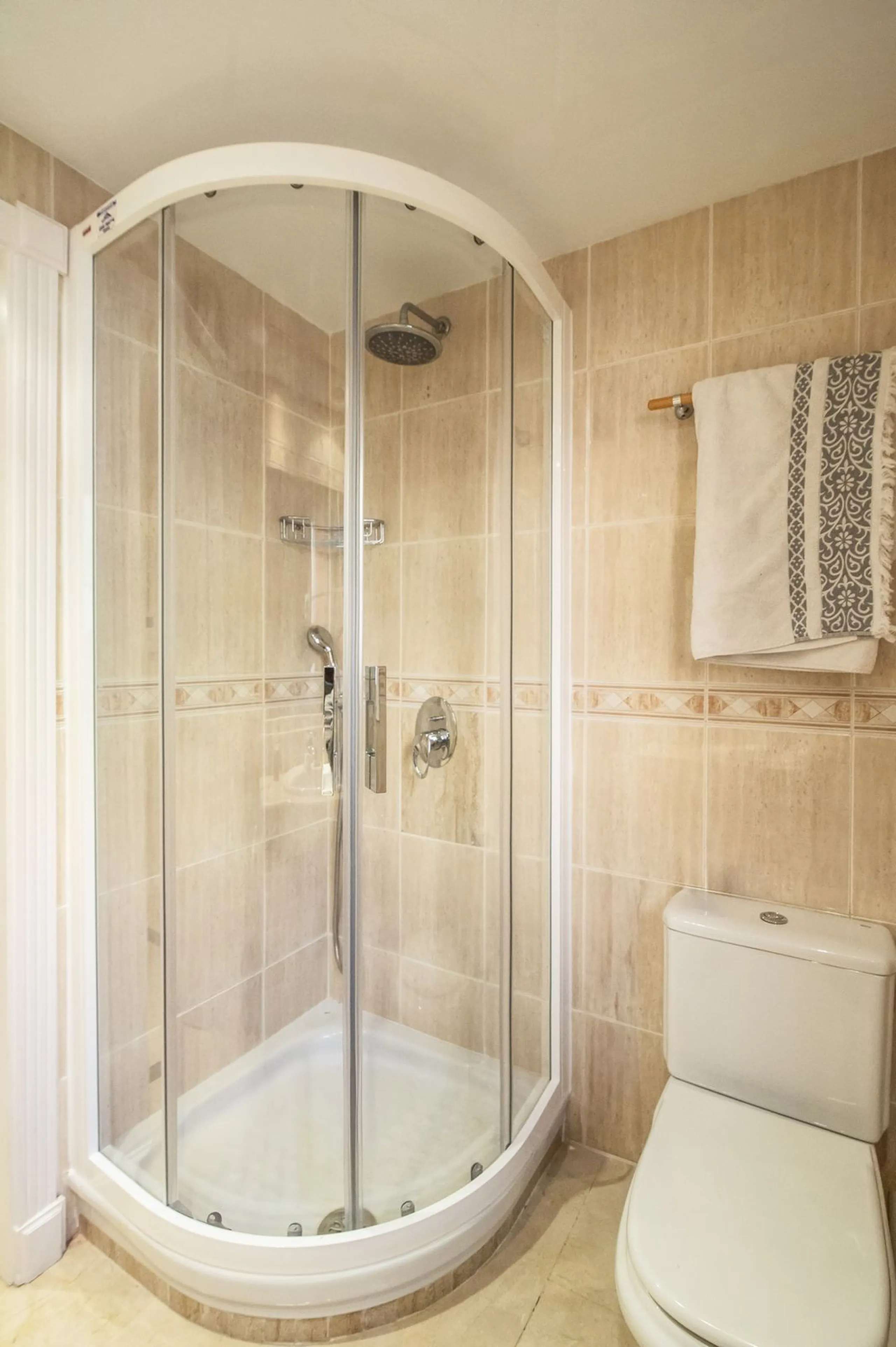 Charming 3-Bedroom, 3-Bathroom Apartment in the Heart of Nueva Andalucía — Location, Comfort & Style!