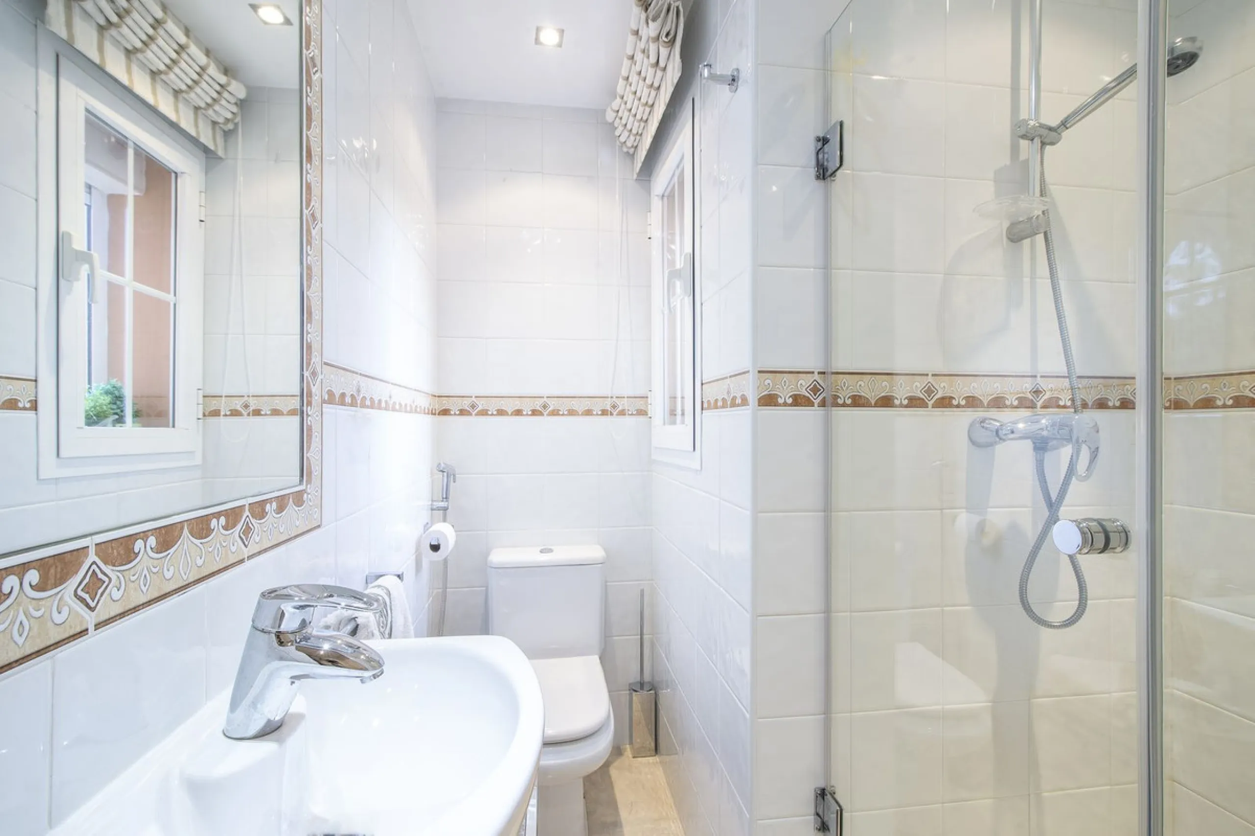 Charming 3-Bedroom, 3-Bathroom Apartment in the Heart of Nueva Andalucía — Location, Comfort & Style!