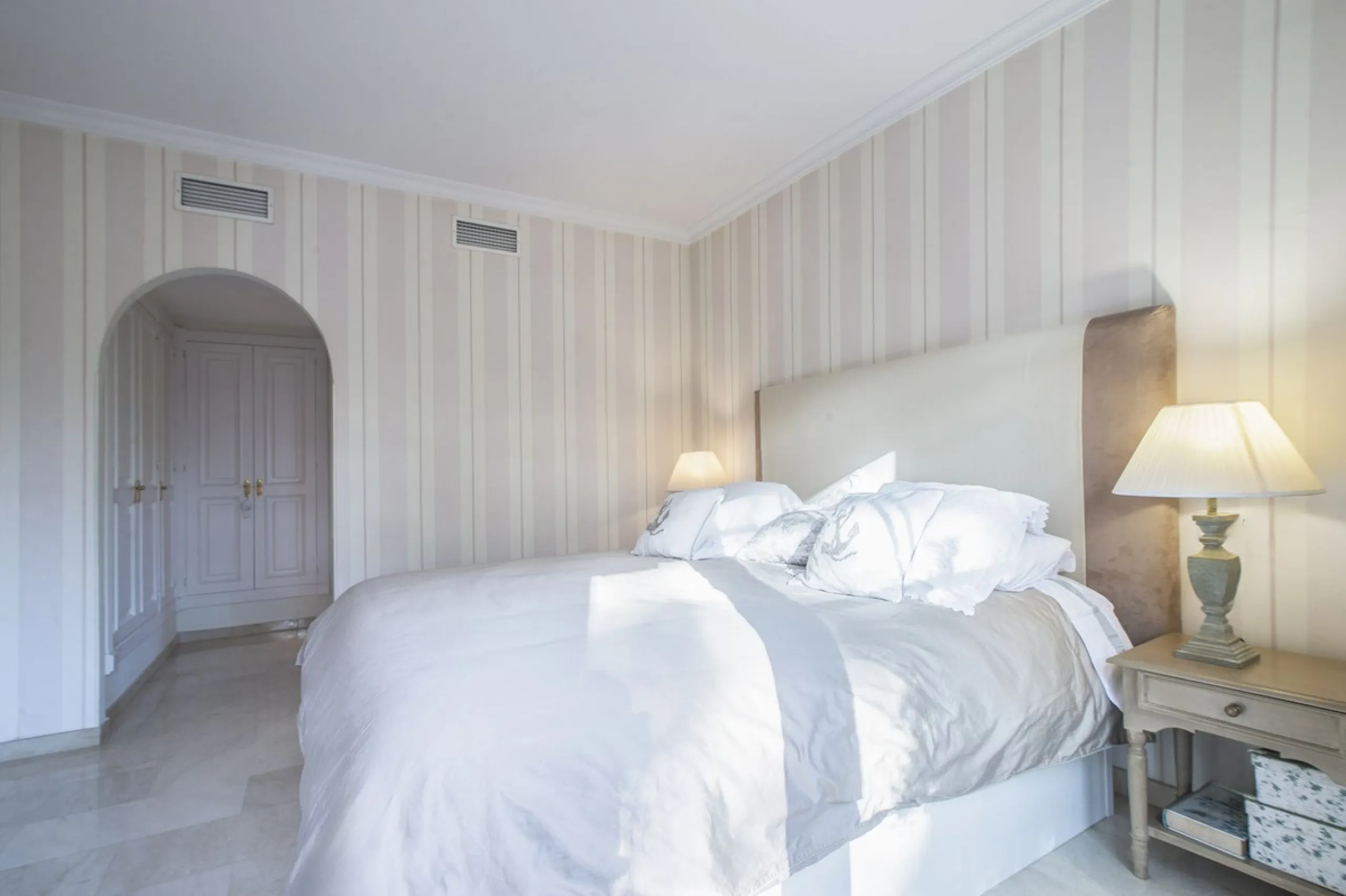 Charming 3-Bedroom, 3-Bathroom Apartment in the Heart of Nueva Andalucía — Location, Comfort & Style!
