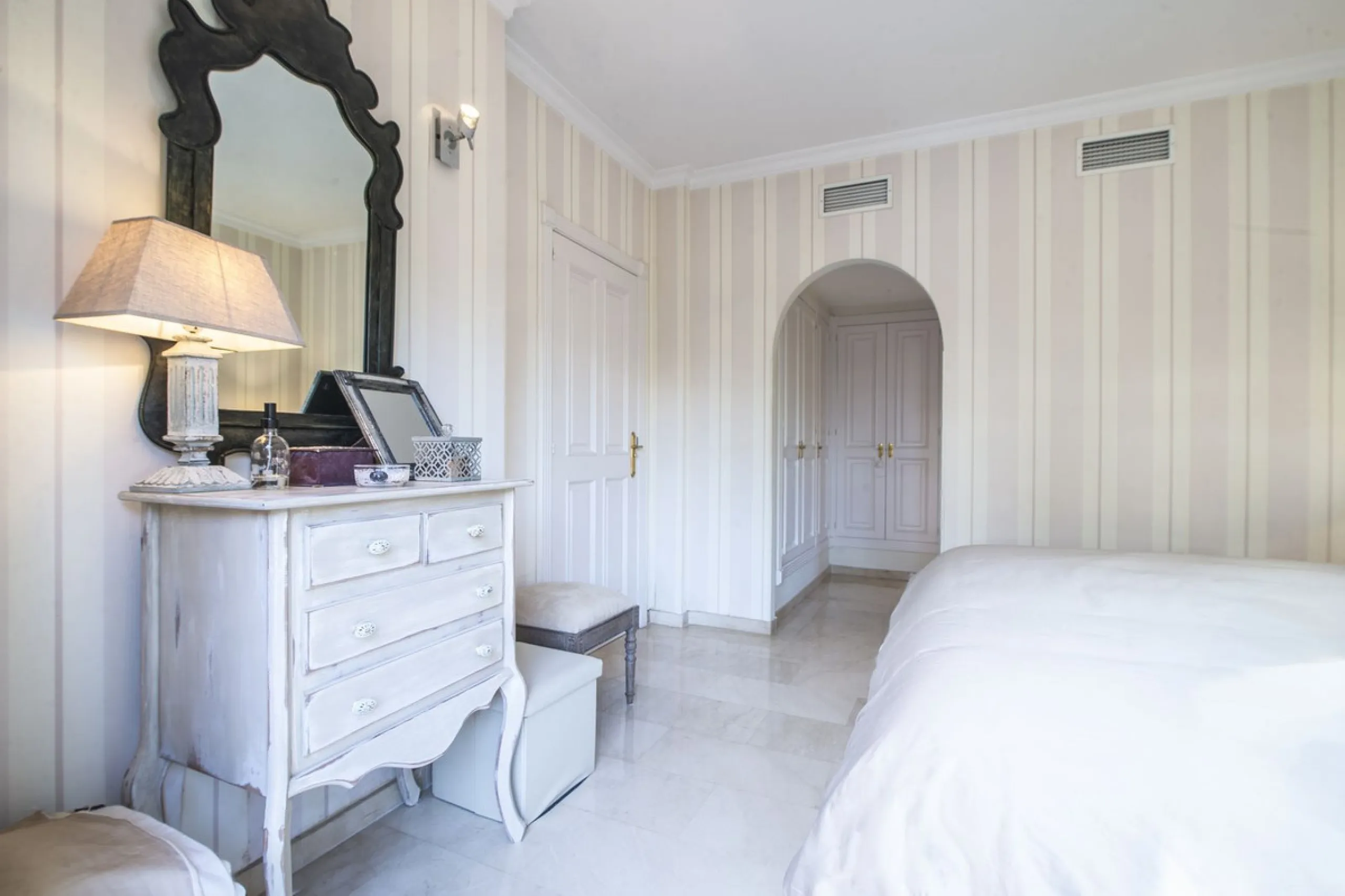 Charming 3-Bedroom, 3-Bathroom Apartment in the Heart of Nueva Andalucía — Location, Comfort & Style!