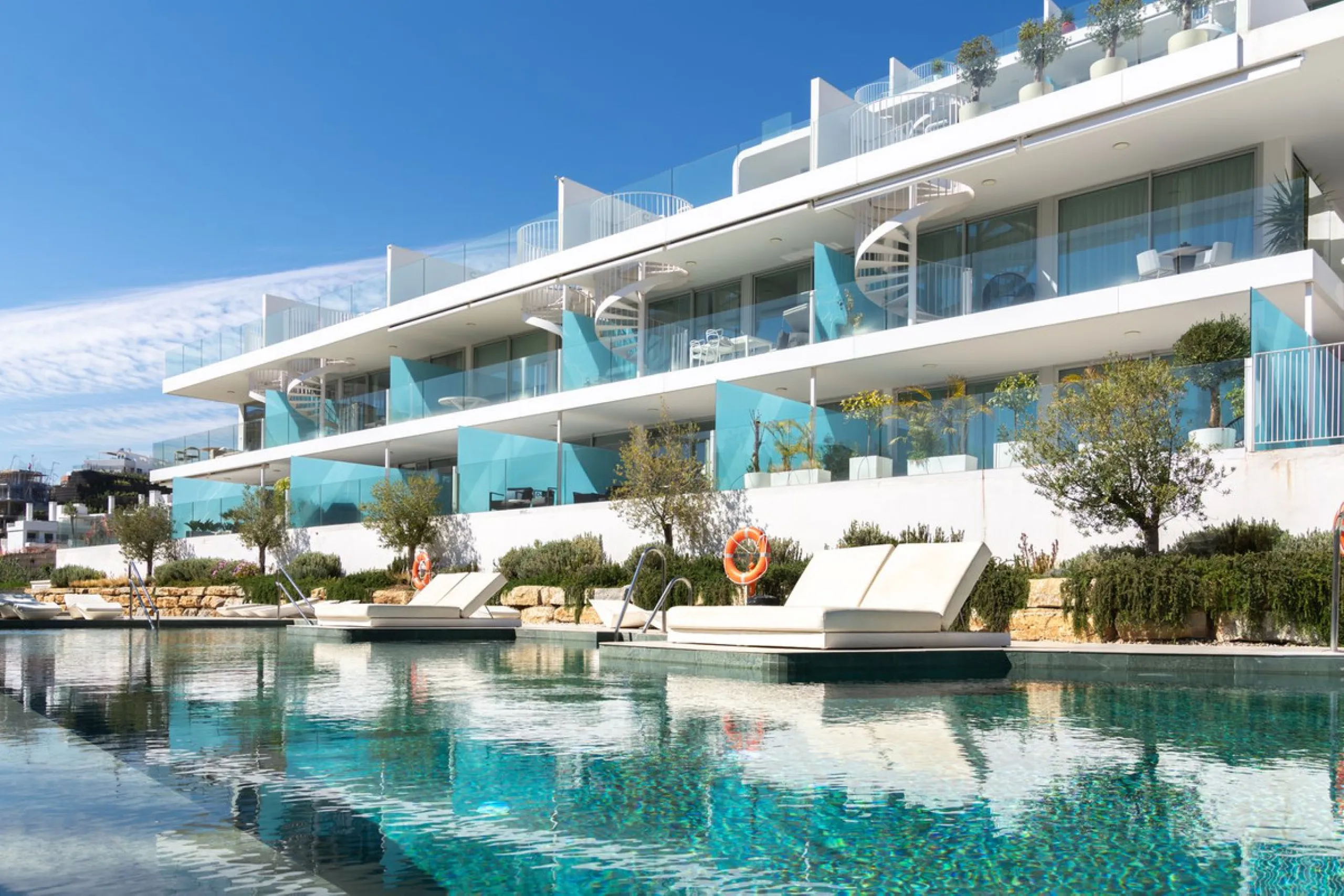 Modernes Haus in der begehrten Gegend Higuerón mit großer Dachterrasse und Whirlpool