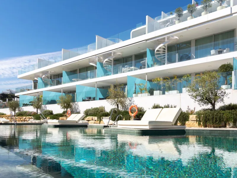 Modernes Haus in der begehrten Gegend Higuerón mit großer Dachterrasse und Whirlpool