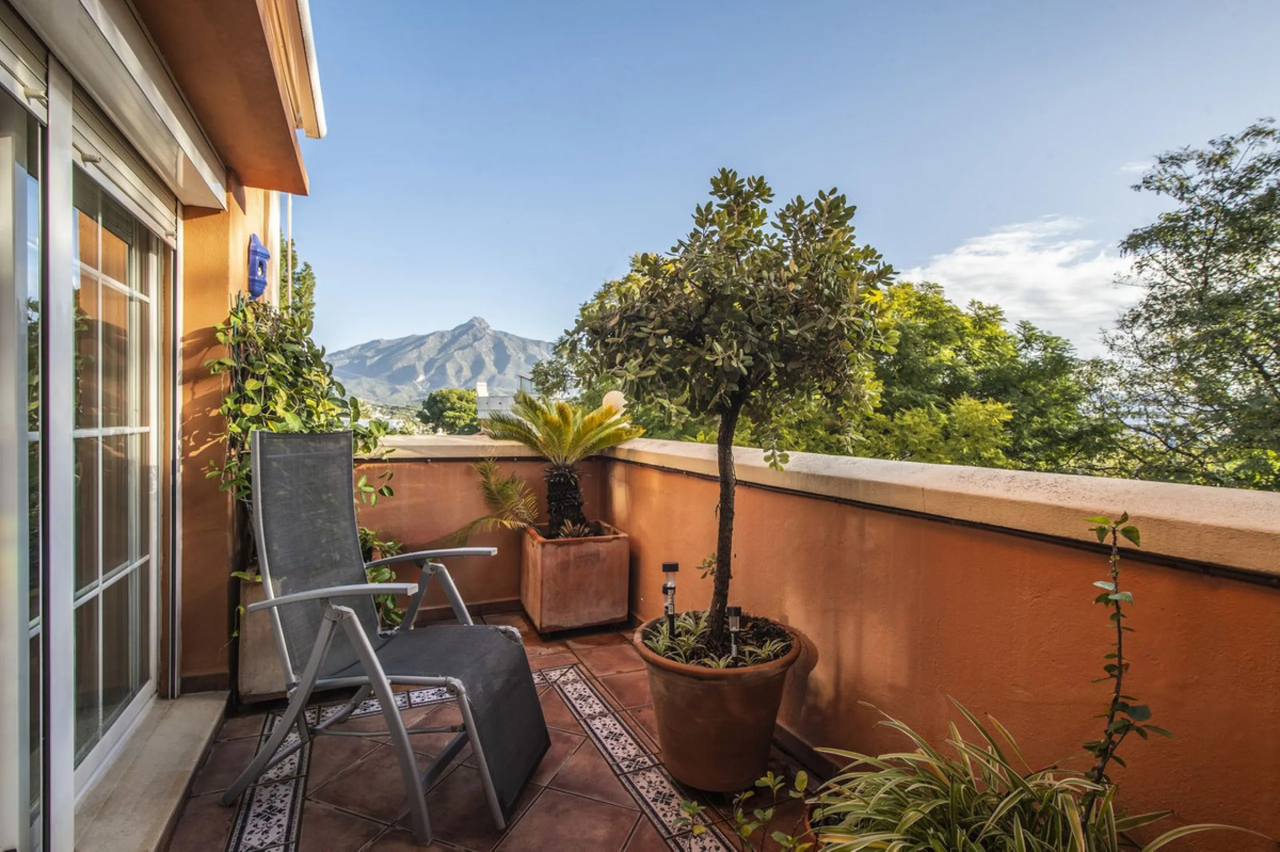 Charming 3-Bedroom, 3-Bathroom Apartment in the Heart of Nueva Andalucía — Location, Comfort & Style!
