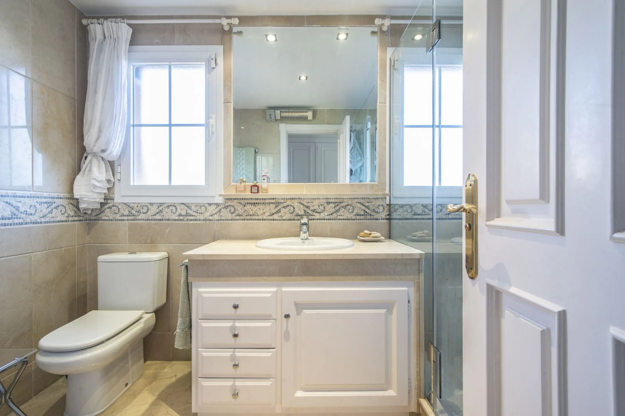 Charming 3-Bedroom, 3-Bathroom Apartment in the Heart of Nueva Andalucía — Location, Comfort & Style!