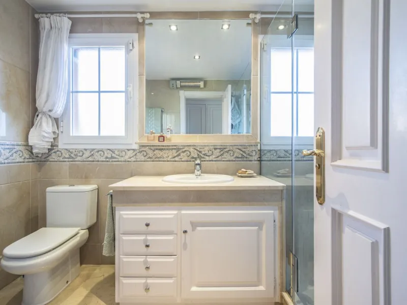 Charming 3-Bedroom, 3-Bathroom Apartment in the Heart of Nueva Andalucía — Location, Comfort & Style!