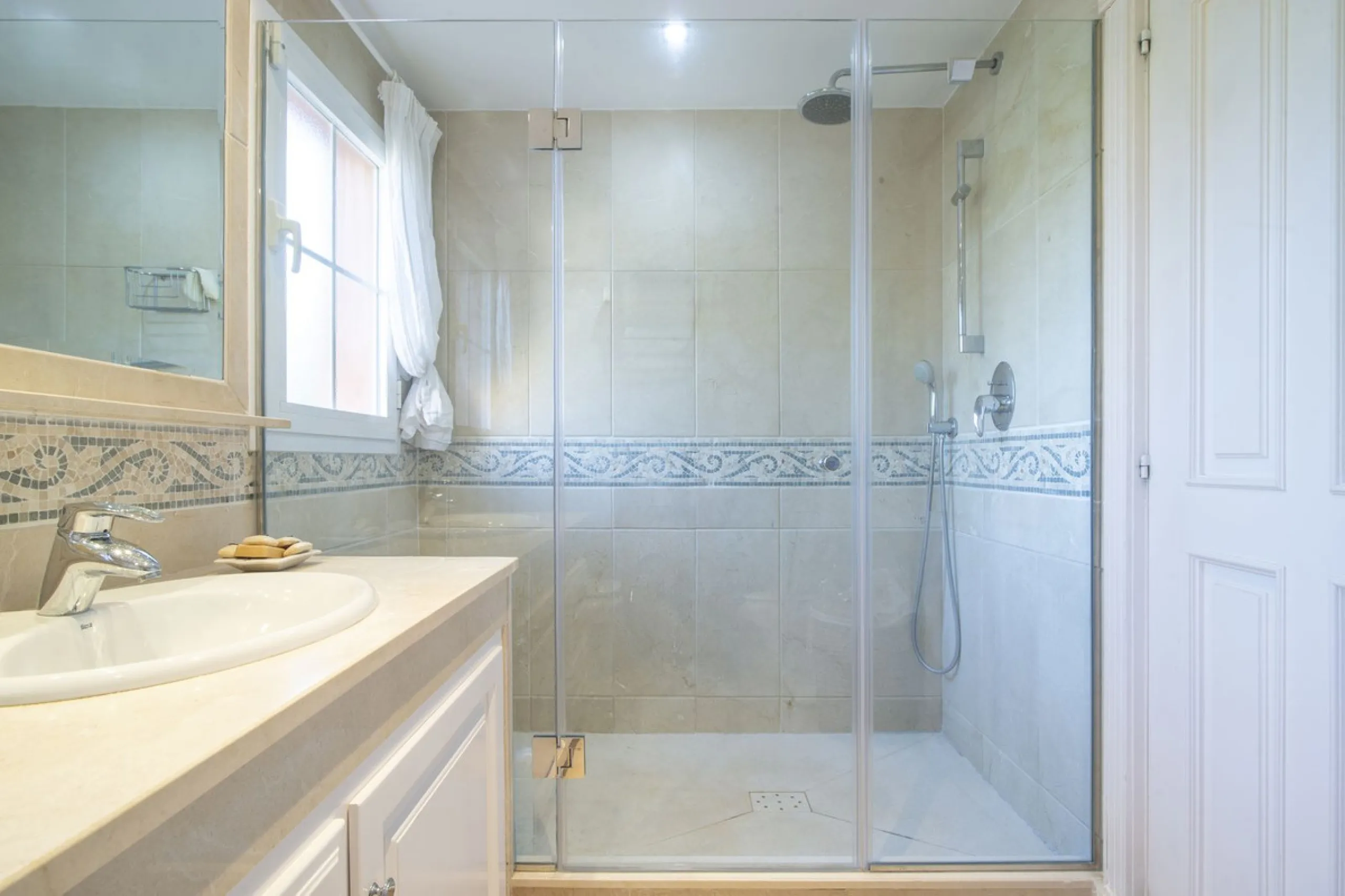 Charming 3-Bedroom, 3-Bathroom Apartment in the Heart of Nueva Andalucía — Location, Comfort & Style!