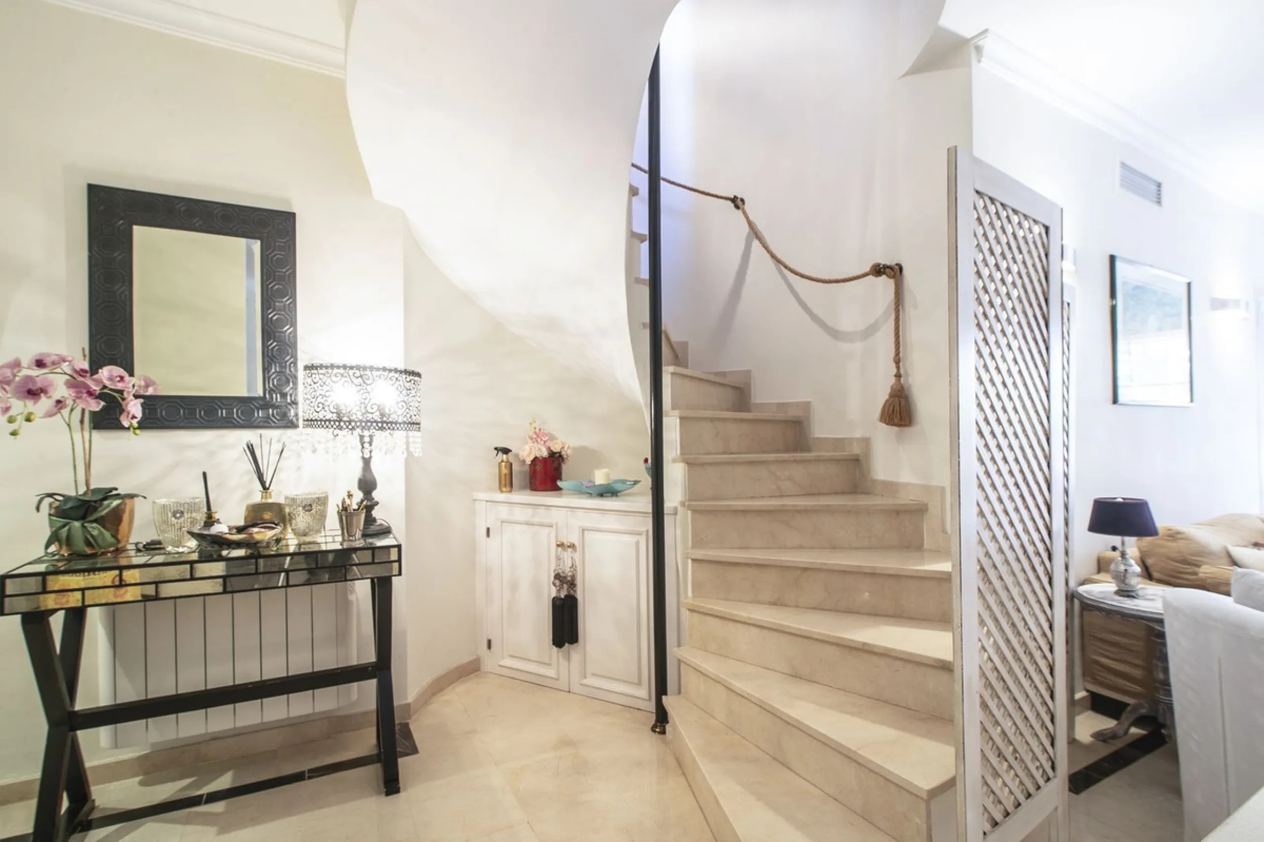 Charming 3-Bedroom, 3-Bathroom Apartment in the Heart of Nueva Andalucía — Location, Comfort & Style!