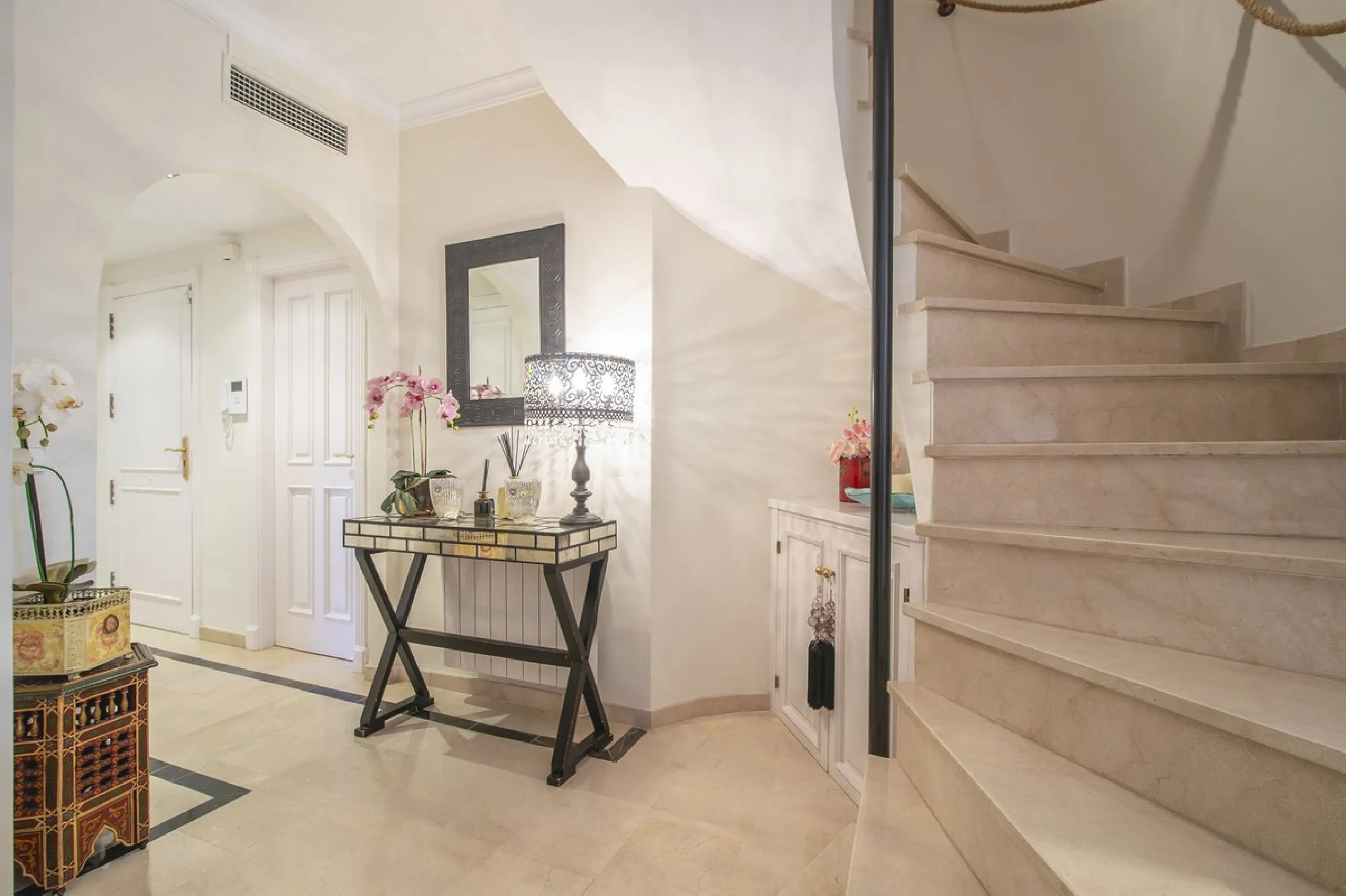 Charming 3-Bedroom, 3-Bathroom Apartment in the Heart of Nueva Andalucía — Location, Comfort & Style!